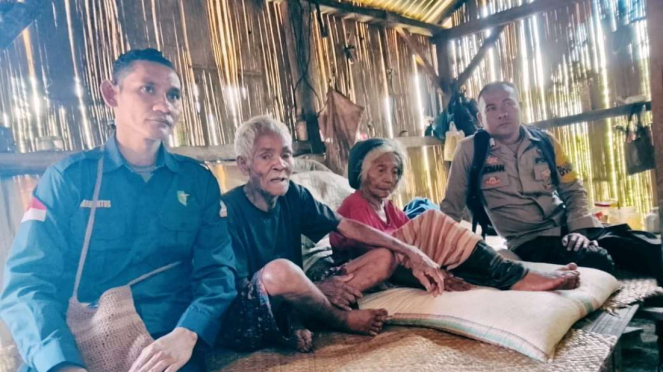 Bripka Hery Tena de Manggarai and Bripta Sukiman Police Station arrived at Fania's house