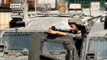 Seorang tentara Israel ikut serta dalam serangan Israel di Nablus