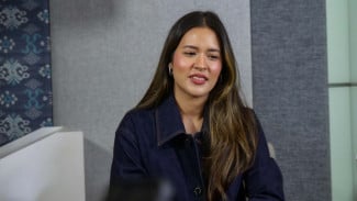 Di Tengah Isu Rumah Tangganya, Netizen Soroti Momen Raisa Genggam Tangan Ibunya yang Sakit