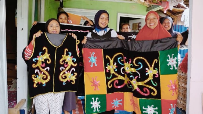"Menginspirasi! Ibu Nira Memberdayakan Perempuan Lokal Melalui Bisnis Pakaian Adat, Berkembang Bersama PNM hingga Menembus Pasar Ekspor"  

Penataan visual:  

Gunakan jenis font yang elegan dan mudah dibaca.  
Tambahkan spasi yang seimbang antar baris.  
Jika memungkinkan, sertakan aksen atau dekorasi minimalis seperti garis bawah tipis atau warna aksen yang harmonis.  
Pastikan ukuran teks proporsional untuk penekanan pada kata kunci: "Memberdayakan", "Bisnis Pakaian Adat", "Pasar Ekspor".  

Opsional untuk desain:  
Highlight kata "Menginspirasi!" dengan warna atau gaya font yang berbeda.  
Gunakan bold pada "Ibu Nira" dan "PNM" untuk penekanan.