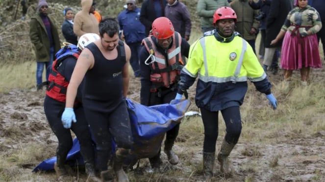 Los oficiales evacuaron las víctimas de las inundaciones en Sudáfrica