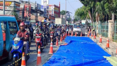 Jalan Raya Bogor, Jaktim mengalami kemacetan karena ada proyek pengecoran jalan.