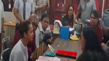 Fani (20) tersangka kasus kekerasan seksual kepada anak di Kejari Kota Kupang.