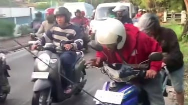 Dua orang pengendara motor (kanan) mengalami kecelakaan tunggal di Cengkareng