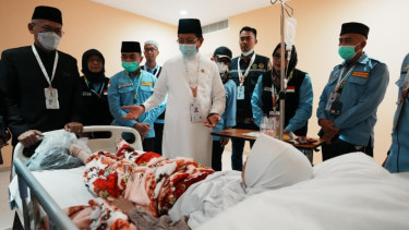 Menag Nasaruddin Umar jenguk jemaah yang sakit di KKHI Makkah