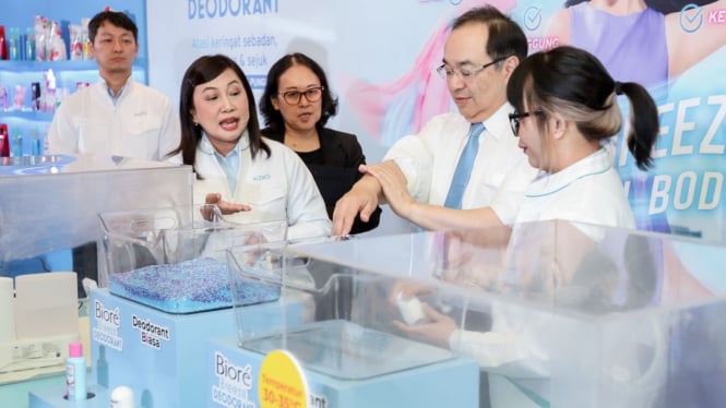 6 Tips Mudah Menjaga Kebersihan Tubuh di Iklim Tropis  

1. Mandi Secara Teratur  
Gunakan sabun lembut dan air bersih untuk menghilangkan keringat serta kuman.  

2. Gunakan Pakaian Bernapas  
Pilih bahan katun atau linen untuk mengurangi kelembapan berlebih.  

3. Pakai Deodoran Alami  
Cegah bau badan dengan deodoran bebas alkohol dan bahan kimia keras.  

4. Jaga Kebersihan Tangan  
Cuci tangan sesering mungkin, terutama sebelum makan atau menyentuh wajah.  

5. Rutin Ganti Kaos Kaki & Pakaian Dalam  
Hindari penumpukan bakteri dengan mengganti pakaian dalam setiap hari.  

6. Gunakan Pelembap Ringan  
Pilih pelembap berbasis air agar kulit tetap segar tanpa rasa lengket.  

Dengan langkah simpel ini, tubuh tetap segar dan bersih sepanjang hari!