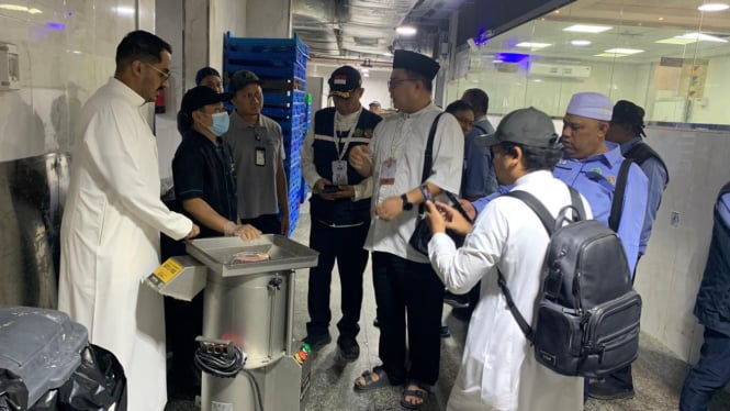 Judul yang Ditulis Ulang dan Diterjemahkan ke Bahasa Indonesia:

Prof. Arif Satria, Anggota Amirulhaj, Tinjau Kesiapan Dapur Katering untuk Jemaah Haji Gelombang II di Madinah  

(Desain visual: Gunakan font yang elegan dengan ukuran judul utama lebih besar, subjudul lebih kecil, dan warna yang harmonis seperti navy atau hijau tosca untuk kesan religius.)