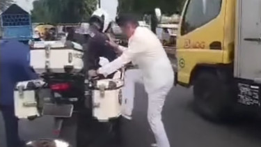 Momen Gubernur Jawa Barat Dedi Mulyadi naik motor pengawal