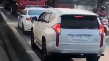 Mobil patwal lawan arus
