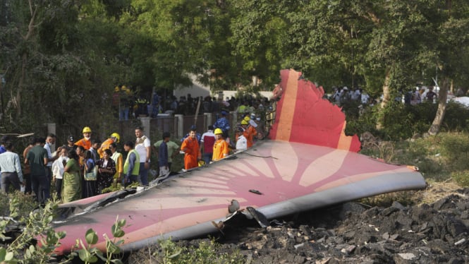 "Pengevaluasian Kembali Penggunaan Boeing 787-8 di India Pasca Tragedi Kecelakaan Pesawat"  

(Format visual yang lebih rapi dan profesional, tetap mempertahankan makna asli dengan penyusunan kata yang lebih natural dalam bahasa Indonesia.)