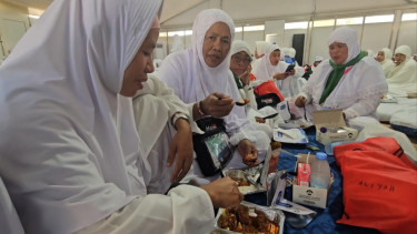 Jemaah Indonesia menikmati makanan siap saji di tenda Arafah