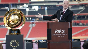 Presiden FIFA Gianni Infantino dengan trofi Piala Dunia Antarklub 2025