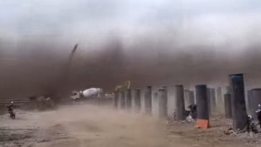 Angin kencang seperti badai padang pasir terjadi di Jakarta Utara 