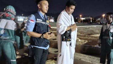 Jarkoni Hasby Sood, oficial de Haj indonesio, al distribuir el cuerpo al cementerio Sora en La Meca, Arabia Saudita.