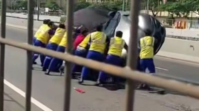 Mobil terguling saat diangkut truk derek di tol Cengkareng