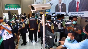 Dinas Kesehatan Jawa Timur melakukan skrining thermal scanner jemaah haji