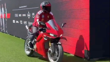 Lewis Hamilton pakai motor Ducati V4 S baru