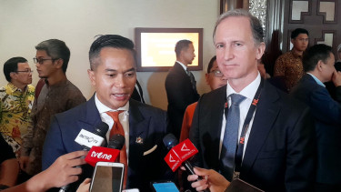 Ketua Umum Kadin Indonesia, Anindya Bakrie (kiri)