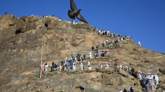 Peregrinos de diferentes países a la meca débilmente de la cueva, Arabia Saudita