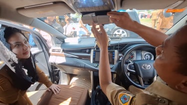 Bupati Brebes Paramitha Widya Kusuma melakukan pengecekan mobil dinas pemkab