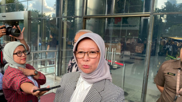 Kepala BPH Migas Erika Retnowati usai diperiksa menjadi saksi oleh penyidik KPK dalam kasus dugaan korupsi jual beli gas di PT PGN dengan PT IAE