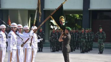 VIVA Militer: Sertijab Komandan Yonif 132 Bima Sakti