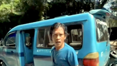 Sopir angkot yang menolak ganti rugi usai serempet mobil dari kiri.