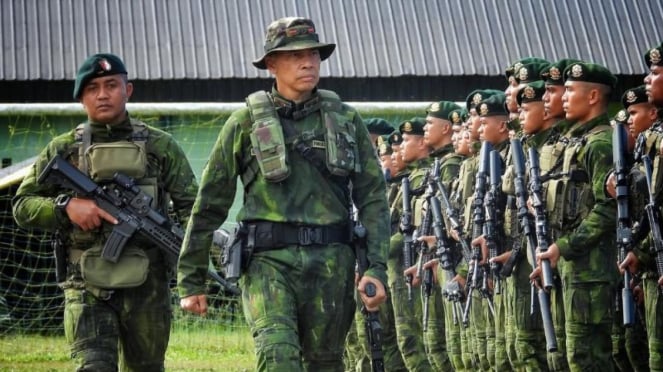 Oficial comandante Mayor Habaya, Mayor General Lakawato en Papua.