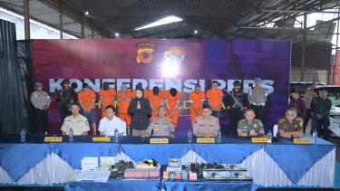Polda Jabar merilis para tersangka judi kasino di kota Bandung