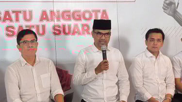 El cuadro del Partido de Solidaridad de Indonesia (PSI), Ronald Aristone Sina o Bro Ron (Central) está registrado como PSI Kacketum en la oficina de PSI DPP en el centro de Yakarta