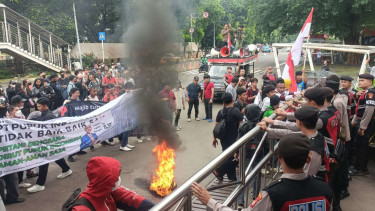 Koalisi Mahasiswa Hukum Indonesia kembali unjuk rasa di depan Gedung KPK