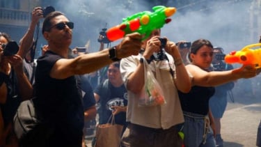 Warga Barcelona semprot pistol air.