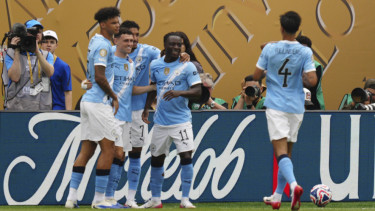 Pemain Manchester City rayakan gol Phil Foden