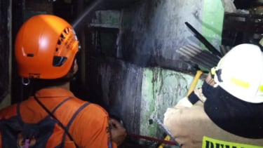Proses pemadaman kebakaran tujuh rumah di kawasan Tebet, Jaksel, Kamis 19 Juni 2025 dinihari. 