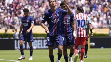 Jugador de PSG, Senny Mayulu está celebrando objetivos
