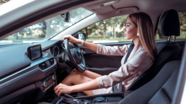 Ilustrasi wanita mengendarai mobil transmisi matik