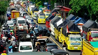 Penampakan Truk Penuhi Jalan Semarang-Bawen Imbas Aksi Sopir Tolak Aturan Over Dimensi Over Load