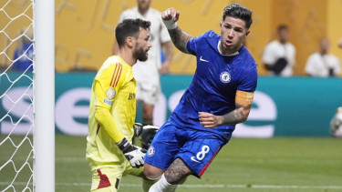 Pemain Chelsea, Enzo Fernandez rayakan gol