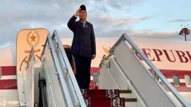 Presiden Prabowo menunjukkan salam hormat ke jajaran pejabat Pemerintah Rusia.