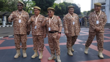 Kepala daerah menggunakan seragam loreng coklat IPDN