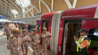 Para kepala daerah berangkat retreat menggunakan kereta cepat whoosh