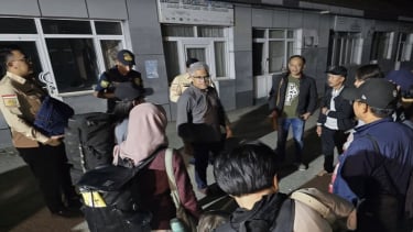 Dubes RI untuk Iran Rolliansyah Soemirat bersama WNI jelang evakuasi