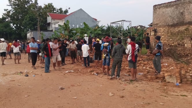 Tembok Pagar Arena Karapan Sapi di Sumenep Runtuh, Tewaskan Satu Penonton dan Lukai Tiga Orang  

(Penataan visual: judul utama dengan spasi yang seimbang, font jelas, dan struktur kalimat yang rapi.)