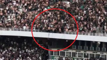 Sporter klub Liga Algeria, MC Alger jatuh dari tribun atas