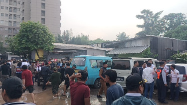 Pembongkaran bangunan ilegal di Tangerang Selatan, Senin, 23 Juni 2025.