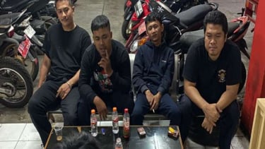 Petugas damkar Kota Bandung mendengarkan curhat seorang pria.