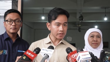 Wapres RI Gibran Rakabuming Raka (tengah) usai meninjau panen raya dan tanam tebu perdana di Kebun Tebu Jolondoro, Banyuwangi.