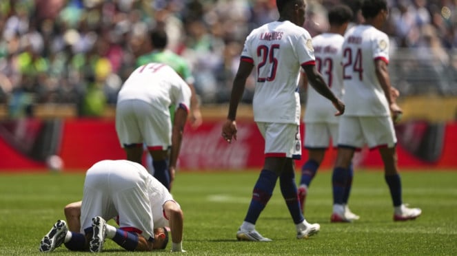 PSG Jugador Achraf Hakimi celebra Gol Sajda Gratitud