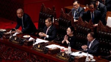 Ketua DPR RI Puan Maharani (tengah)..
