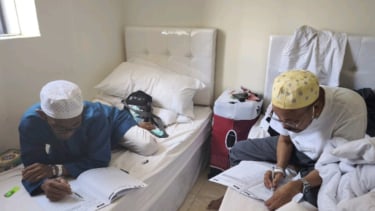 Los peregrinos en el hotel llenan la solicitud de BPS